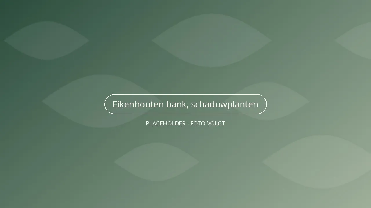 Eikenhouten bank op een terras van gebakken klinkers