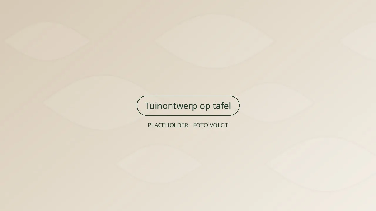Handgetekend tuinontwerp op tafel met kleurpotloden en materiaalstalen